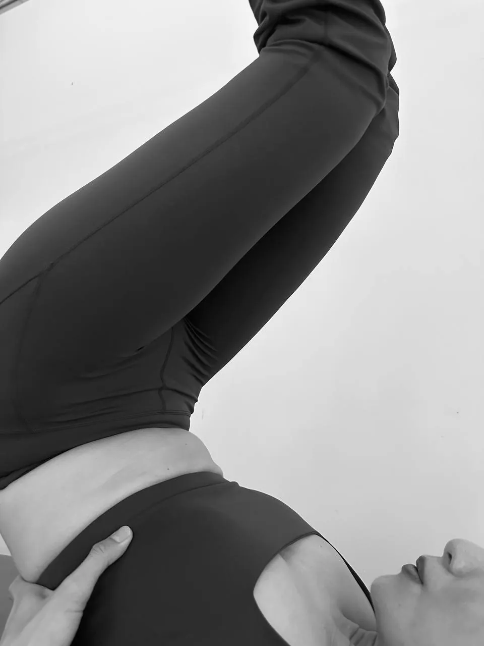 Ngửa tay chống lưng — Inverted Back Support
