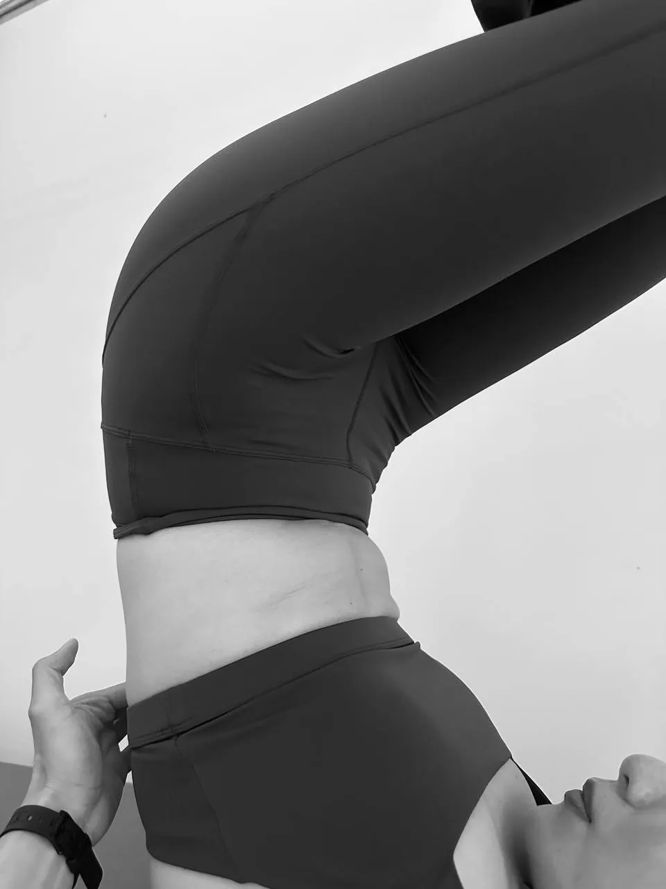 Chạm thắt lưng nằm — Lumbar Touch Lie