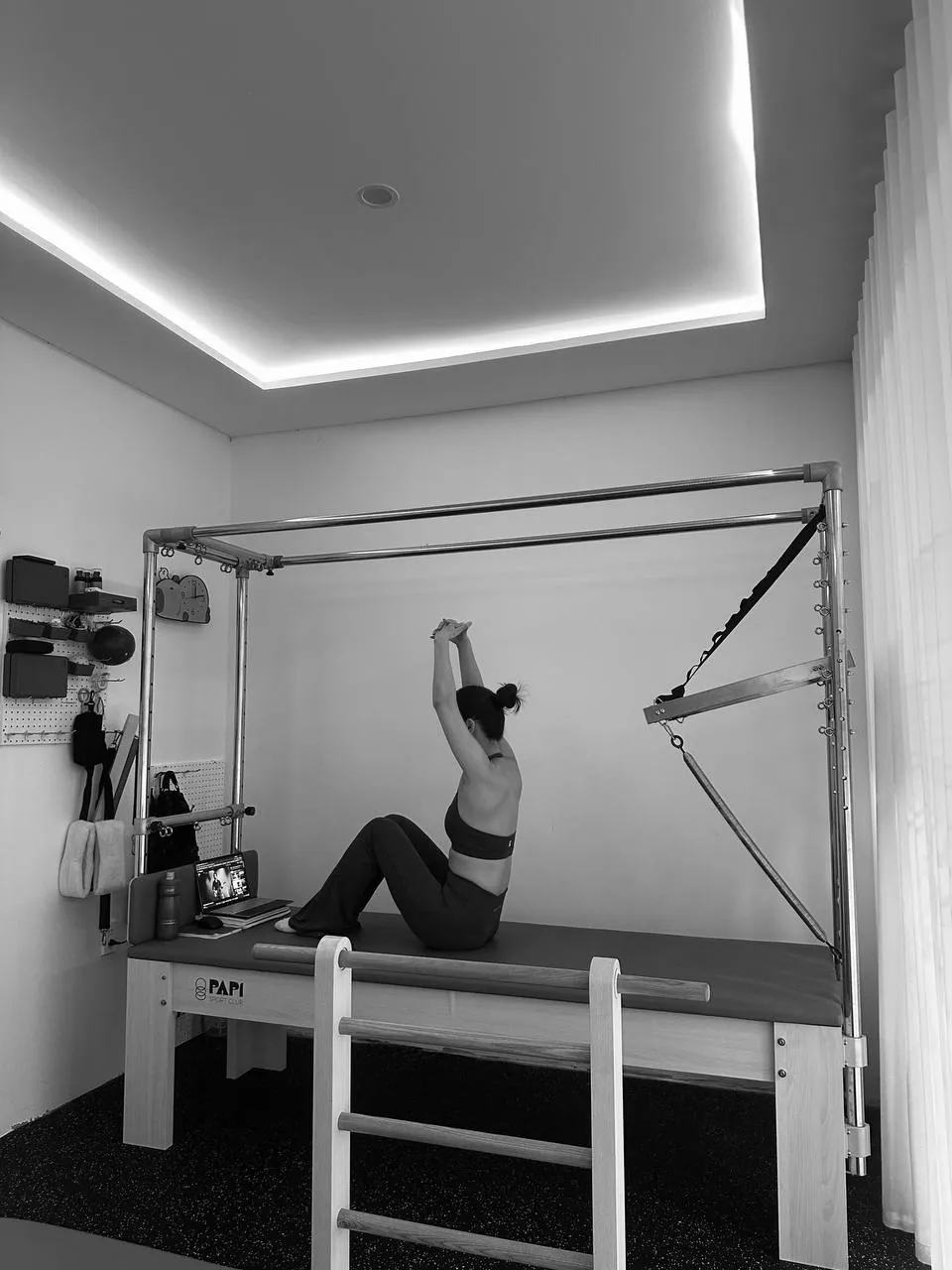 Ngồi trên reformer — Reformer Seated