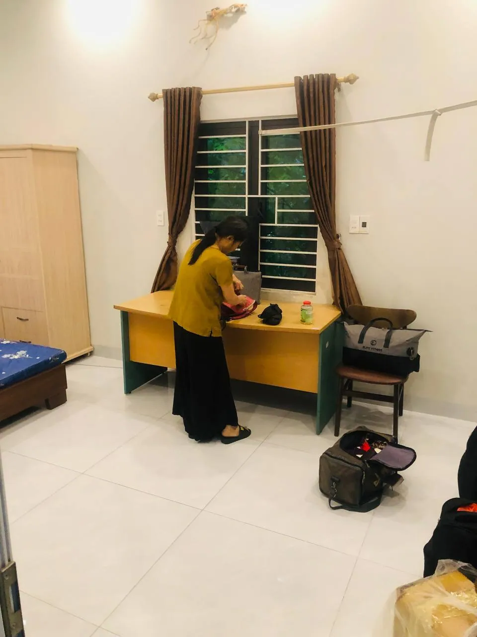 Xếp đồ trong phòng khách sạn