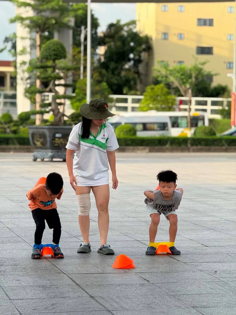 Trẻ em chơi gần đường ray