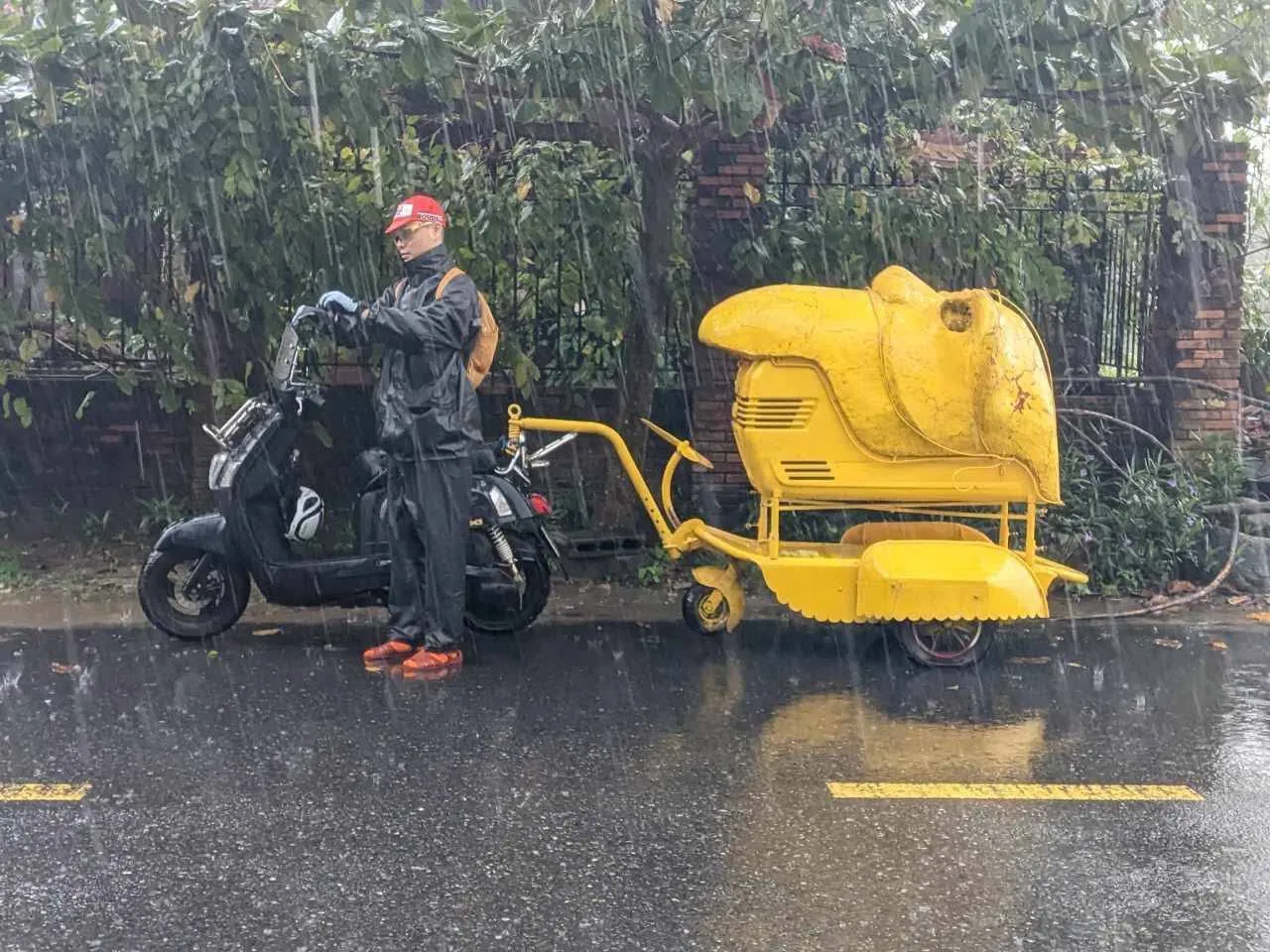 Scooter trong mưa