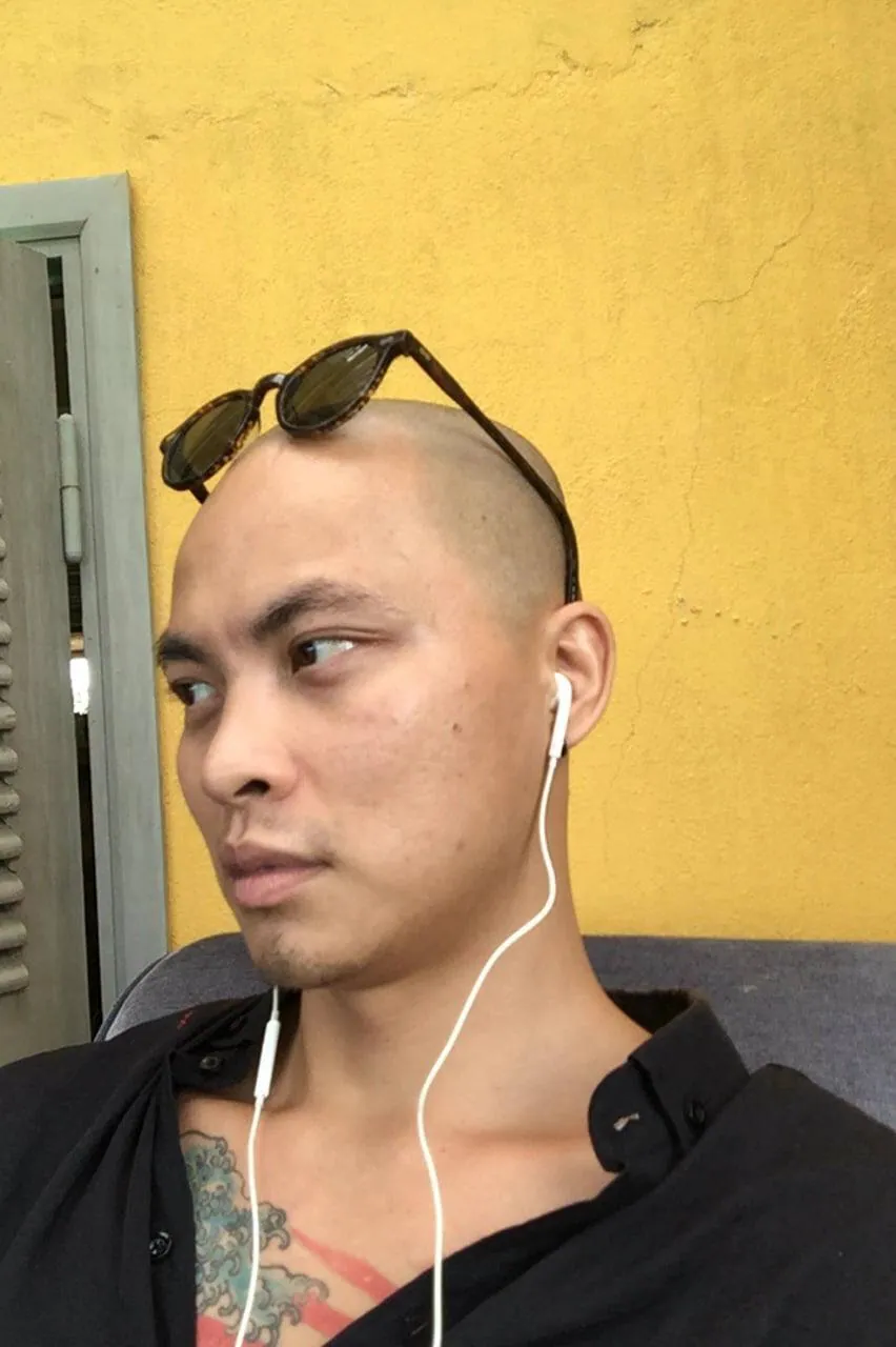 Chân dung — kính đen, tường vàng