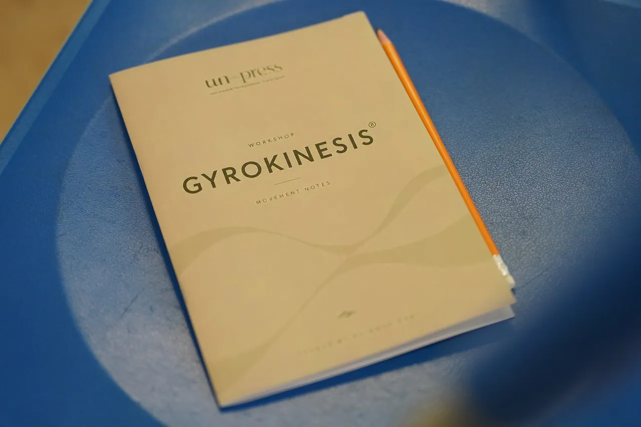 Giáo trình GYROKINESIS đặt trên bàn