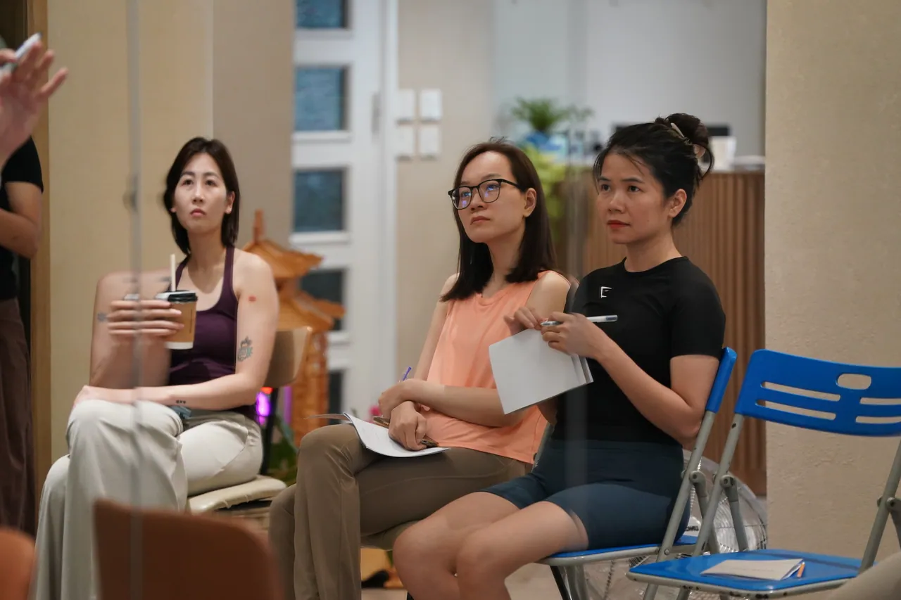 Hàng học viên tập động tác ngồi và xoay