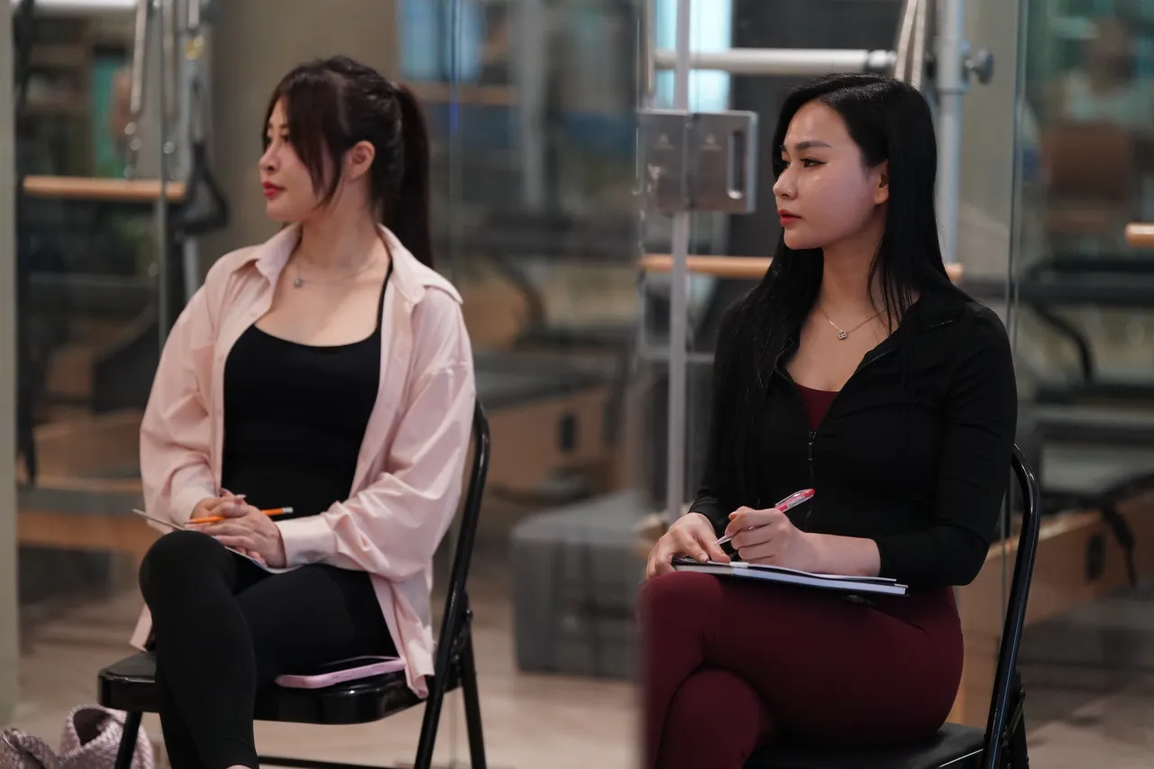 Hàng học viên tập động tác ngồi và xoay
