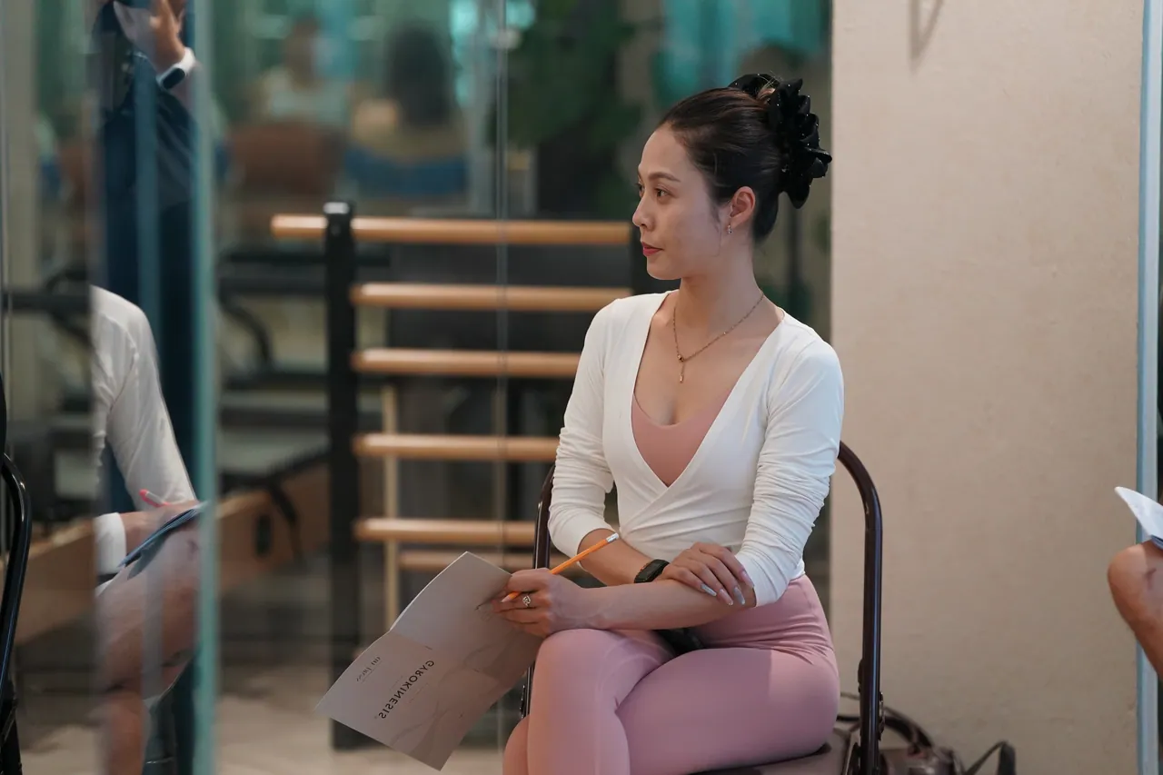 Hàng học viên tập động tác ngồi và xoay